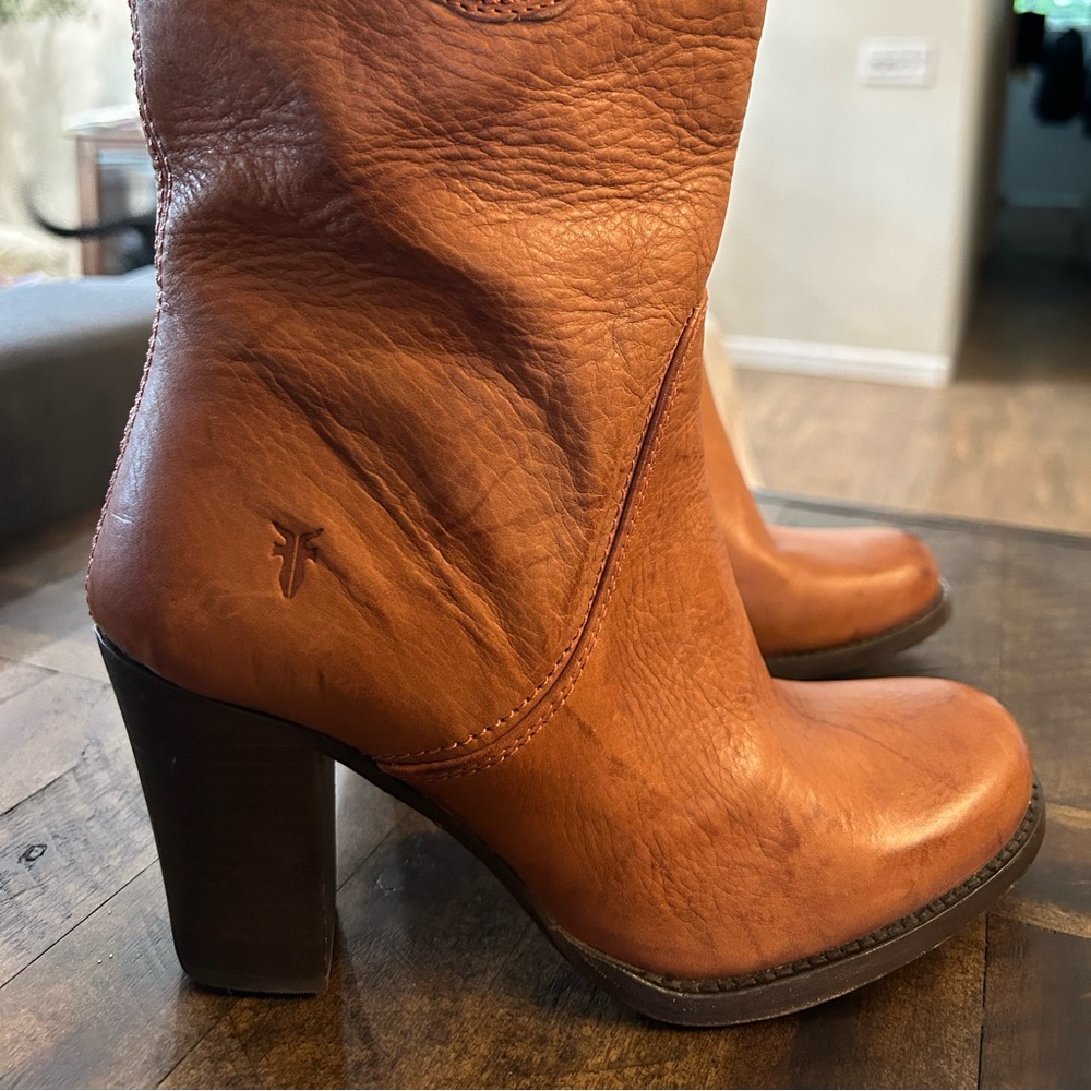 Frye boots pull on whiskey color super cute